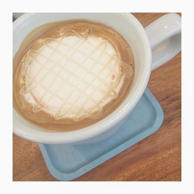 ..本日もたくさんのご来店ありがとうございます◎！..本日紹介するドリンクはハニーソイラテです。たっぷりのはちみつとしっかり抽出したエスプレッソとなめらかにフォームした豆乳。優しい味で女性から人気です♡..#coffee #espresso #ハニーソイラテ#はちみつ #豆乳#bistrocafe #cafe #hausmatsue #島根 #松江