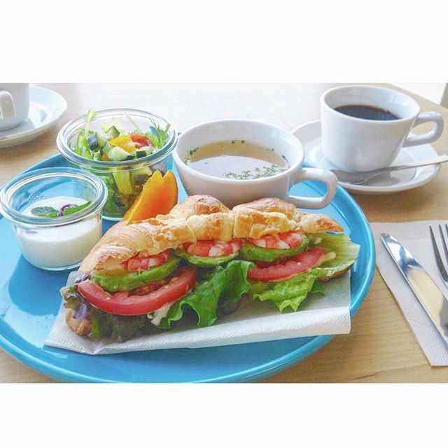 ..じめじめした梅雨らしいお天気になりましたね。..HAUS bistro cafeでは6月からモーニングがスタートしております◎..エビとアボカドのクロワッサンサンドとフレンチトーストが人気です!..どのモーニングもお昼ご飯が食べれなくなるくらいのボリュームです…!..明日も朝9時から元気に営業しております︎..みなさまのご来店をお待ちしております♡♡ .#morning #breakfast #朝食 #ワンプレート#クロワッサンサンド #sandwich #サンド#エビ #アボカド #トマト#スープ #サラダ#デザート #ドリンク#coffee #bistrocafe #cafe #hausmatsue #島根 #松江