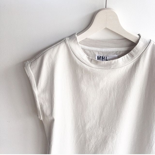 .MHL.MATT COTTON JERSEY.インナーとワンピースこれだけでスタイリングが完成する。透けないってなんて快適なんだろう。いつもは気になる膝小僧も良い具合にかくれてる◎いいぞ、いいぞ。ネックの立ち上がりも巻物やネックレスが苦手なわたしにはとても都合が良い◎.同じ素材でTシャツも入荷してます︎.#MHL.#mattcotton #jersey #onepiece#Tshirt#widecrew neck#hausmatsue #島根#松江