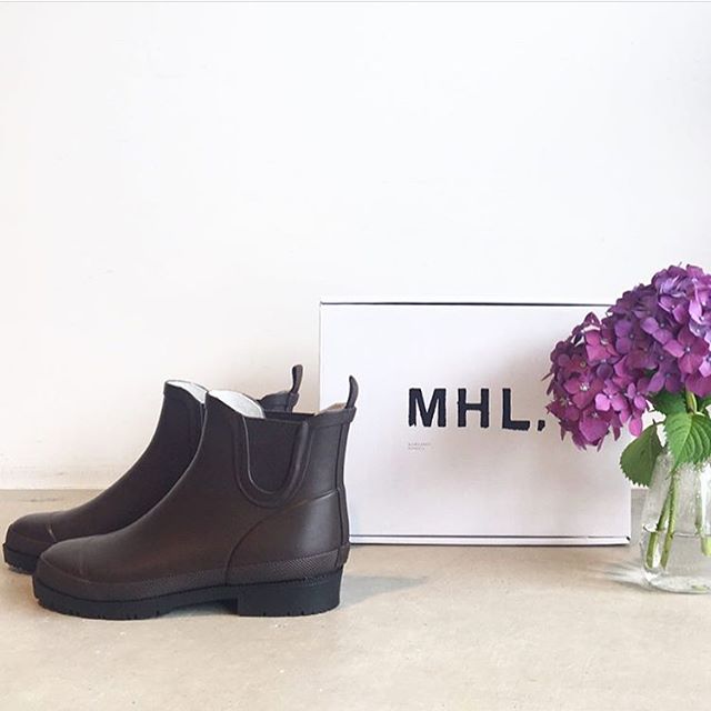 .雨の日には雨の日なりのたのしみ方。.MHL.PVCcolor dark brownsize 3.4.5.梅雨の蒸し暑さでもはきやすいショート丈のレインブーツ。.#MHL.#PVC#Wellingtonboots#rainyday #長靴#hausmastue #島根 #松江