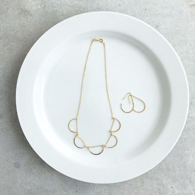 .MARGARET HOWELLsilver and gold.この華奢さとシンプルさ。暑い夏がすこしクールダウンするようなアクセサリー届きました。.ハーフムーンのモチーフは棒状のシルバーを曲げて形成1つずつハンドプレスして太さのグラデーションをつけた繊細なデザイン。.silvergold.#margarethowell #silver and gold#silver#金メッキ#necklace#pierce#accessory#hausmastue #島根 #松江