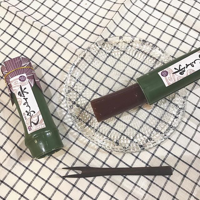 .見た目も涼しい。竹に入った水ようかん。筒の中にぎっしり。口どけがよく暑い日でもぱくっと。爽やかな甘さがやみつきに。ちょっとした手土産にも。.#伊藤軒 #京都#水ようかん #羊羹#小豆#お茶菓子#竹#手土産にも#hausmatsue #島根 #松江