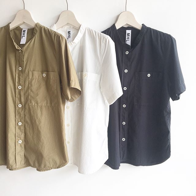 .MHL.garment dye basic poplin.定番のスタンドシャツも半袖で入荷です︎.肌にまとわりつかないサラッとドライな生地感がうれしい。.詳しくは@haus_howell へ.#MHL.#garment dye basic poplin#shirt#高密度#hausmatsue #島根 #松江