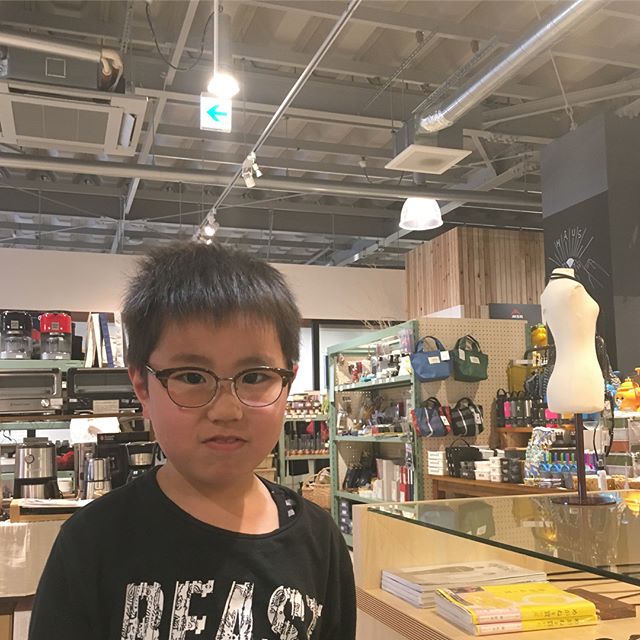 ４月は子供メガネがよく動いています今回はカッコいい男の子大人っぽい形を選んでくれました子供用のメガネ ではなかなかない形ですがうまくかけこなしてます 作りは大人用と変わらない福井県鯖江製前のメガネよりかなりイメージチェンジしましたね こどもめがね 眼鏡