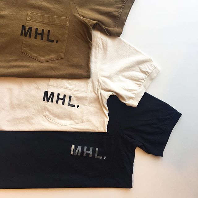 程よいムラのある糸を使用しゆっくり柔らかく編みたてられたmhl ロゴtシャツ 洗うほどに肌に馴染む気持ちの良い素材です プリントはスタンプを押したようなカスレを表現したヴィンテージ感漂う仕上がり Color タン エクリュ ブラックウィメンズsize メンズ