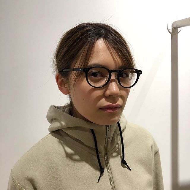 ここしばらくメタルを中心とした細身のフレームが人気でしたが 少しづつオーソドックスなセルフレームも人気が出てきました ある程度太さのあるフレームの方がレンズの厚さや 屈折によって目が小さく あるいは大きく なってしまう というようなネガティブな要素を隠し