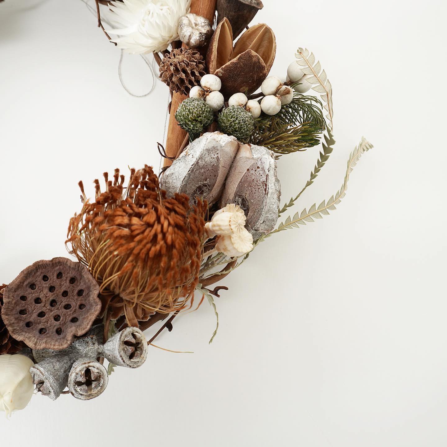 待ち遠しいクリスマスに 冬らしい 真っ白な木の実のリースに 暖かい 