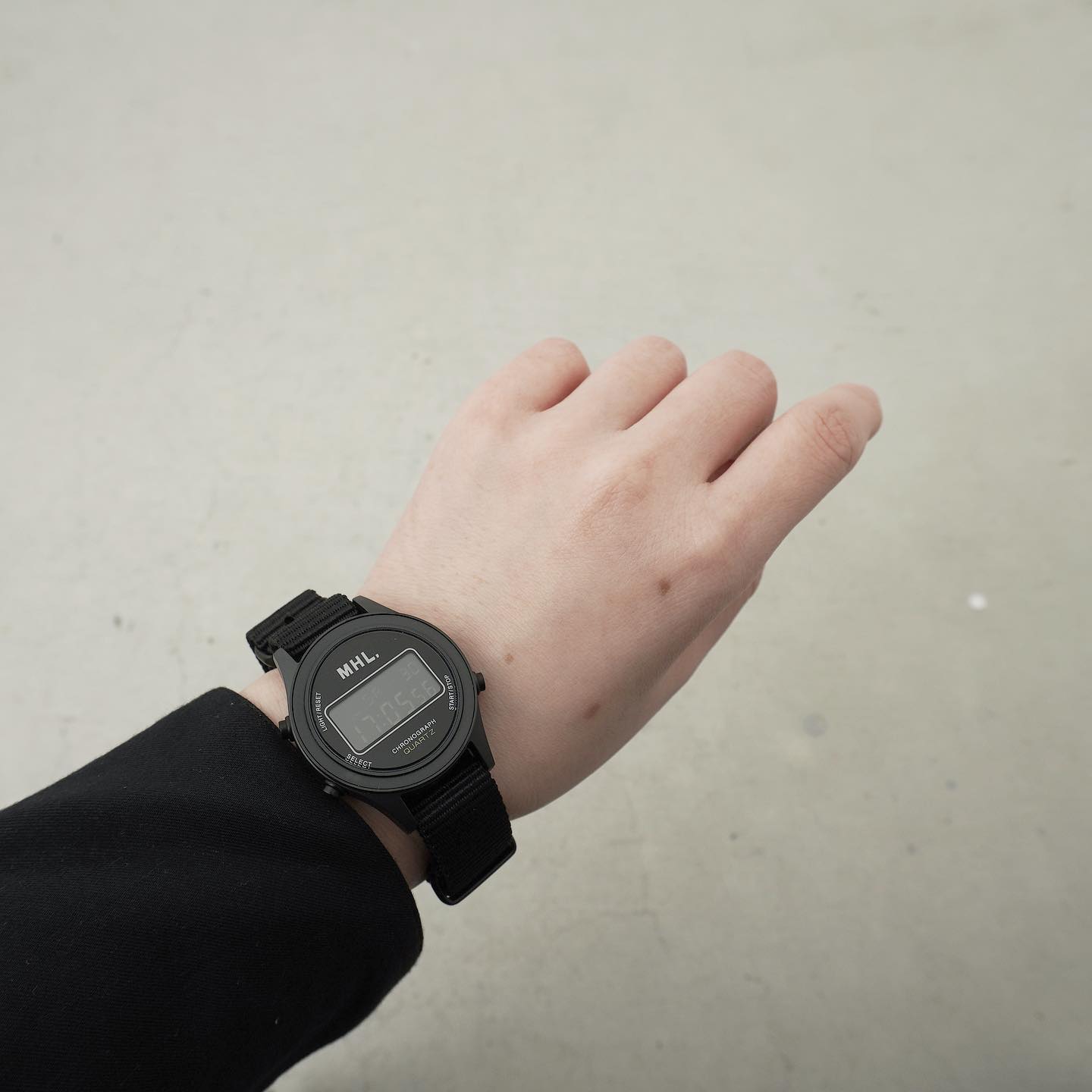 MHL DIGITAL WATCH ラウンド型のデジタルウォッチ | HAUS