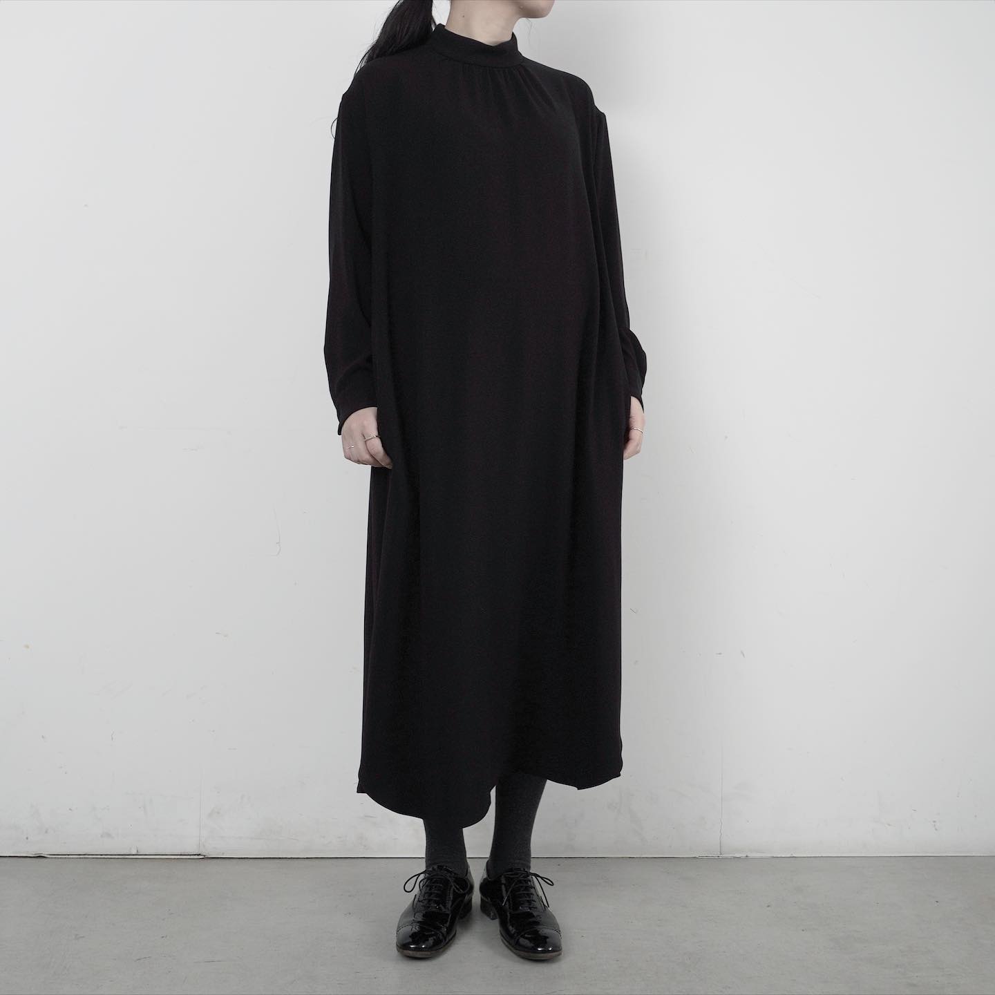 ゴーシュ バックサテンブラック 首元にギャザー、 裾にかけて綺麗な落ち感でエレガントな雰囲気のワンピース | HAUS
