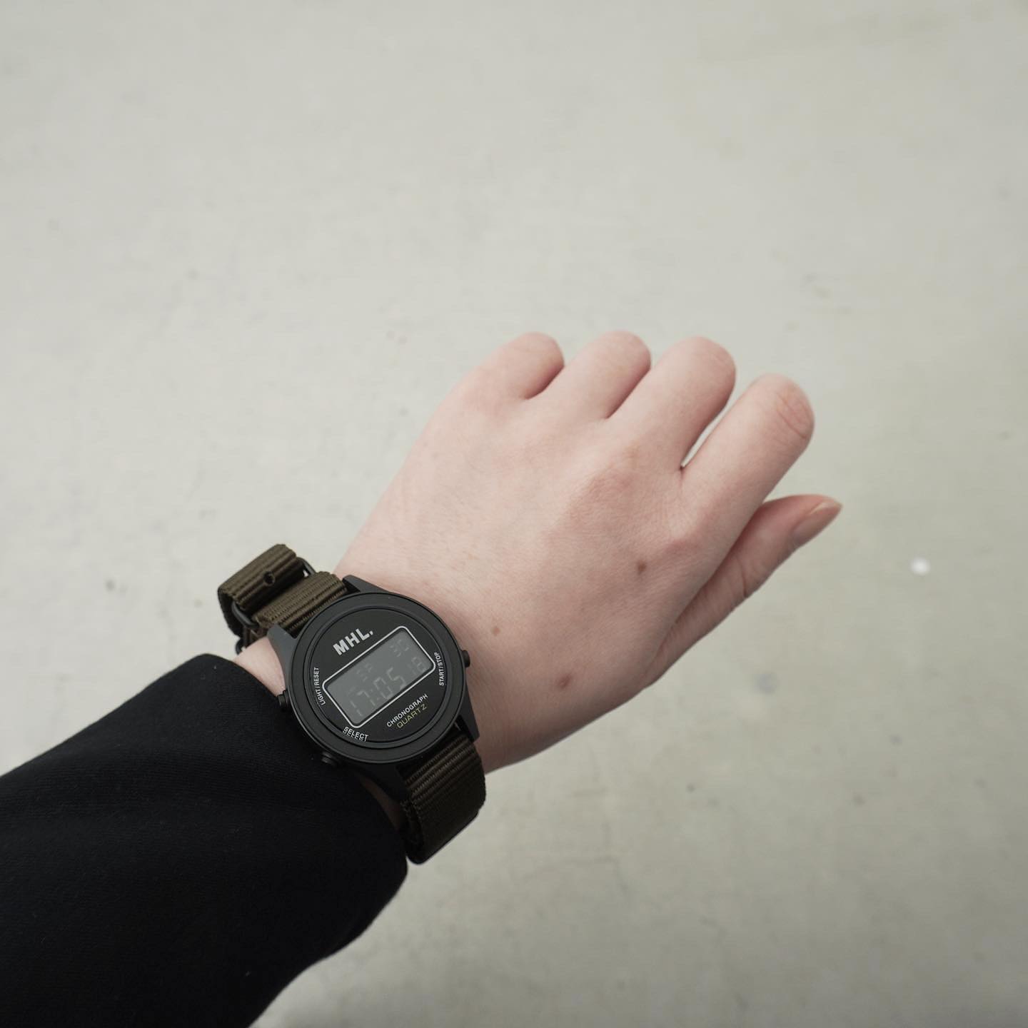 MHL DIGITAL WATCH ラウンド型のデジタルウォッチ | HAUS 