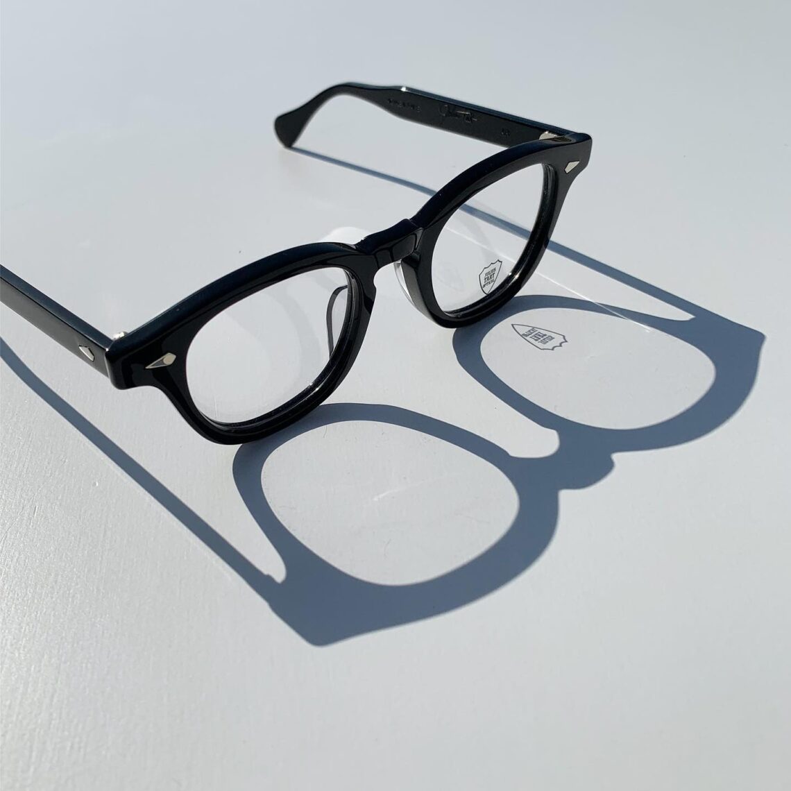 寒い季節の黒い眼鏡 今の季節にはボリュームのあるメガネが欲しくなります 顔の印象を変えるだけでなく Haus