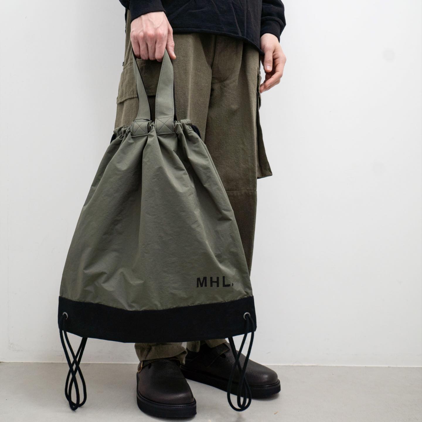 MHL. WASHED POLYESTER NYLON ポリエステルとナイロンを複合した糸を ...