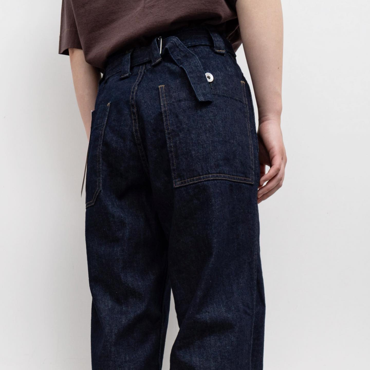 シンチバックの 後ろ姿がポイント MHL. CANTON LIGHT DENIM 薄手ながら